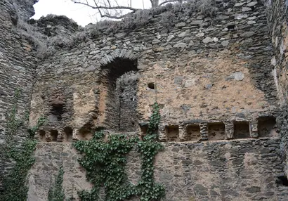 The huge beam sockets in the castle served to hold the fir beam ceilings.