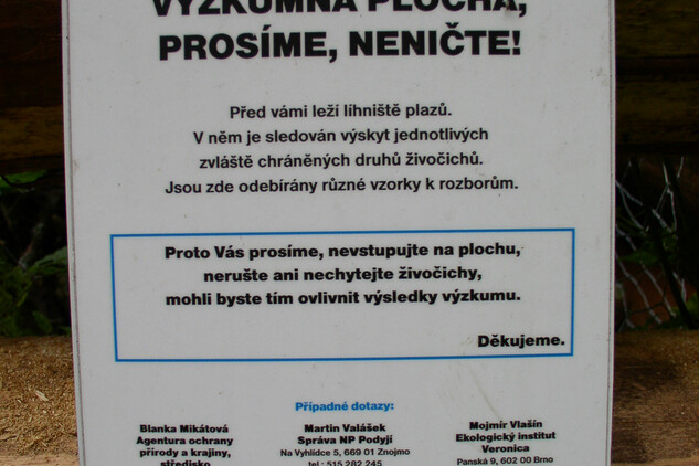 Označení výzkumné plochy. Na území Národního parku Podyjí jsou užovky pravidelně sledovány od roku 2000.