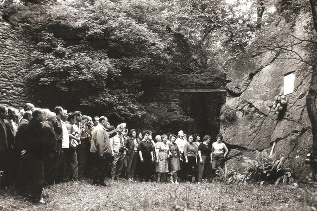 Archivní fotografie znojemských skautů z roku 1968, kdy se železná opona na krátký čas pootevřela a Hrádek byl vyjímečně přístupný také pro veřejnost.