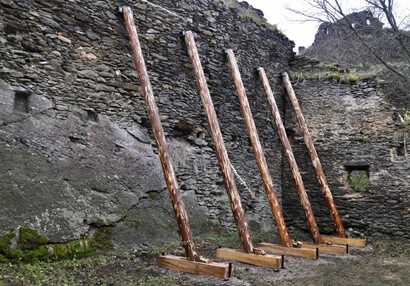 Struts supporting the gothic building next to the gamekeeper’s lodge.