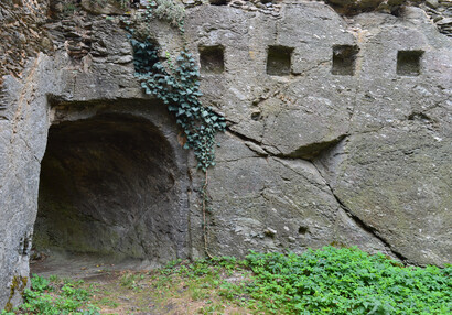 In den Felsen eingehauener Eingang in das Wirtschaftsgebäude neben dem Forsthaus.