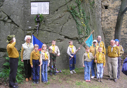 An der alljährlichen Gedenkveranstaltung an der Gedenktafel nehmen Generationen der Znaimer Pfadfinder teil.