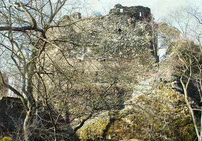 Wall above the moat with secondary walled-up raised entrance from the 14th century.