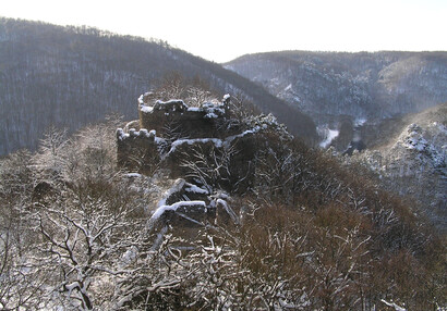 Zimní pohled z vyhlídky mladšího hradu.