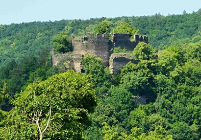 Starší hrad při pohledu z rakouského břehu Dyje.