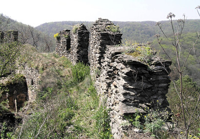 Zinnen und Wehrgang im Westteil der inneren Burggmauer.