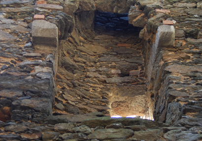 Detail konzolového krbu s komínem a otvorem do zaniklých kachlových kamen.