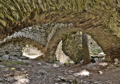 Segmented vaulted bands above the interior of the scullery.