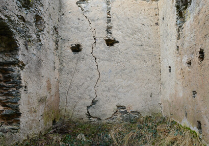 Sběrná nádrž na dešťovou vodu vytesaná do skalního podloží v západní části nádvoří.