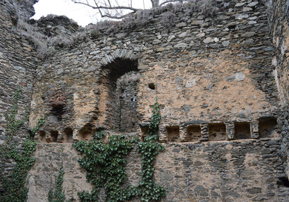 The huge beam sockets in the castle served to hold the fir beam ceilings.