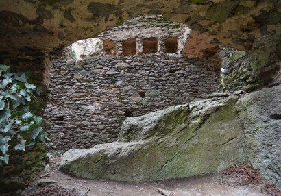 Das unterste Geschoss der Burg wurde aus dem Felsgrund herausgehauen. 