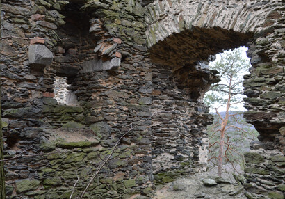 Interiér paláce, vpravo je původní vstup do hradního jádra, vlevo malý výklenek konzolového krbu.