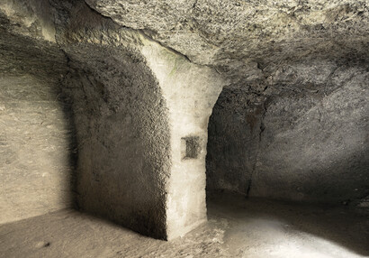 Im Nordwestflügel in das Felsmassiv eingehauener Kellerraum.