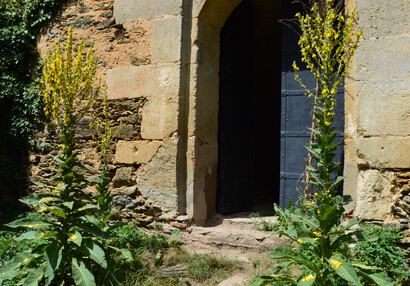 In the upper left corner of the entrance is a clear hole for a pulley.