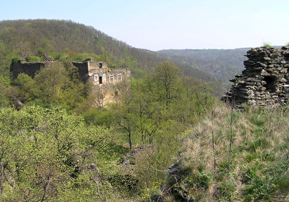 Pohled z veřejnosti nepřístupného ochozu plášťové hradby staršího hradu.