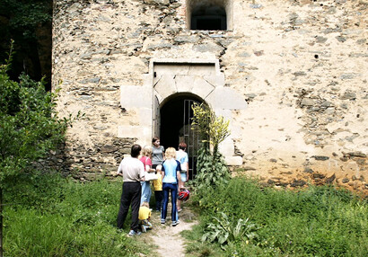 Vstupní portál, původně uzavíraný padacími dveřmi.