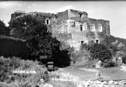 The west wing of the New Castle, view from the great courtyard, 1930s.