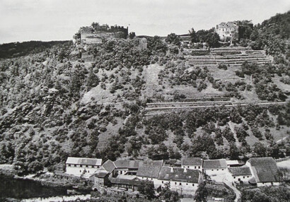 Blick auf die Burg von Osten, am Südhang der Terrasse bebaute Weinberge, am Fluss Gebäude der Mühle, 1. Hälfte des 20. Jh.