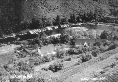 Flussbett unterhalb der Burg mit unterhöhltem Ufer, Blick auf die Dächer der Gebäude der Neuhäusler Mühle, 1. Hälfte des 20. Jh.