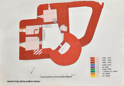Druhé podlaží mladšího hradu.