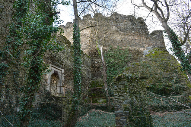 Mohutné zdi markraběcého hradu při pohledu z příkopu.