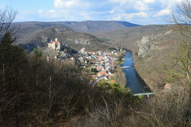 Vyhlídka na městečko z rakouské turistické stezky Hennerweg.