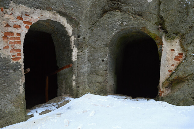 Vchody do sklepení mladšího hradu.