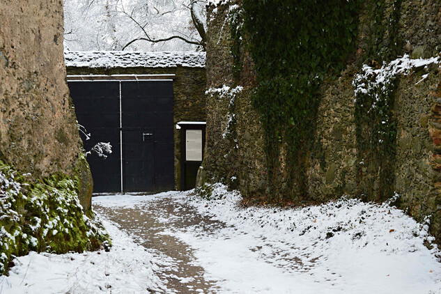 Od listopadu do konce března je Nový Hrádek pro veřejnost uzavřen, netopýři mohou v klidu pokračovat v zimním spánku.