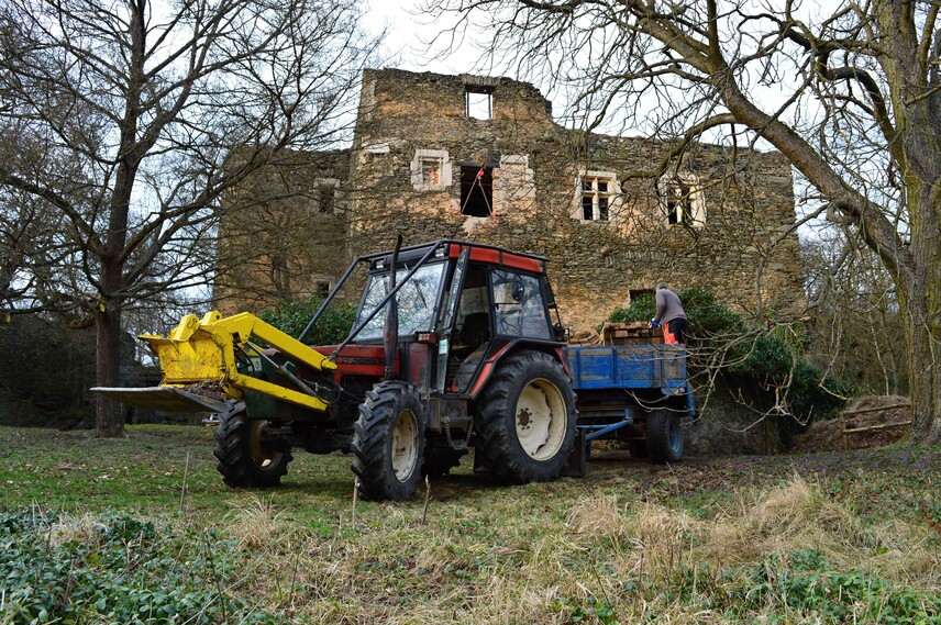 Traktor národního parku veze materiál na opravu vyhlídky na Novém Hrádku. Traktor národního parku veze materiál na opravu vyhlídky na Novém Hrádku.