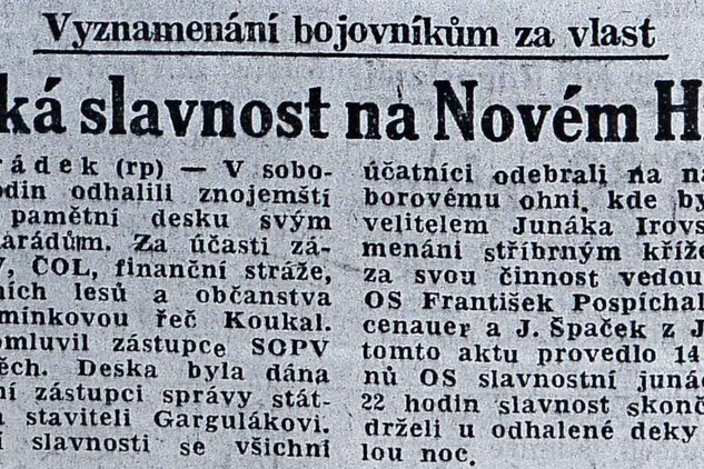 Článek z roku 1947 zmiňuje slavnostní odhalení pamětní desky na nádvoří.